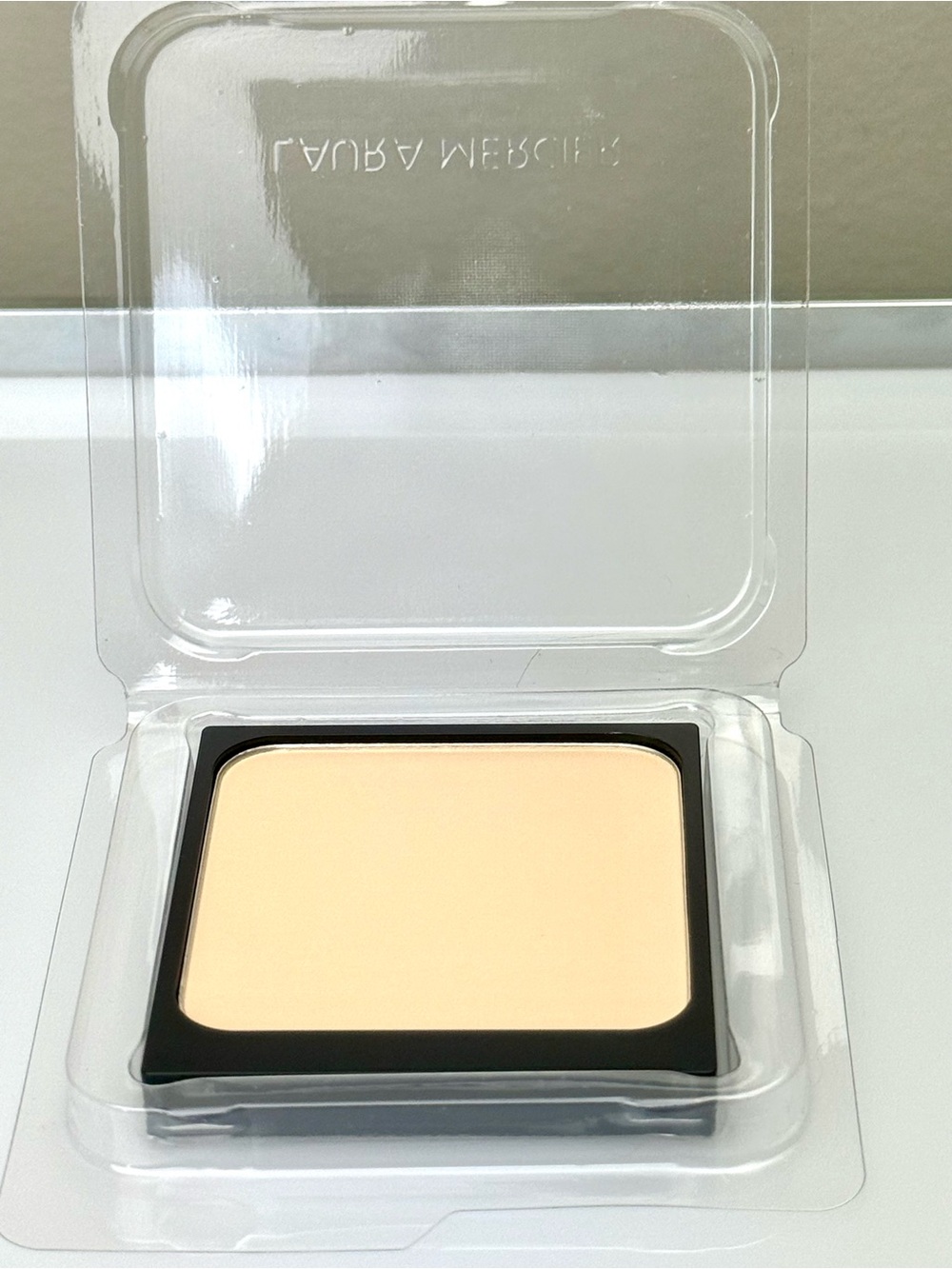 Laura Mercier • Translucent Pressed Setting Powder - Picture 3 of 8